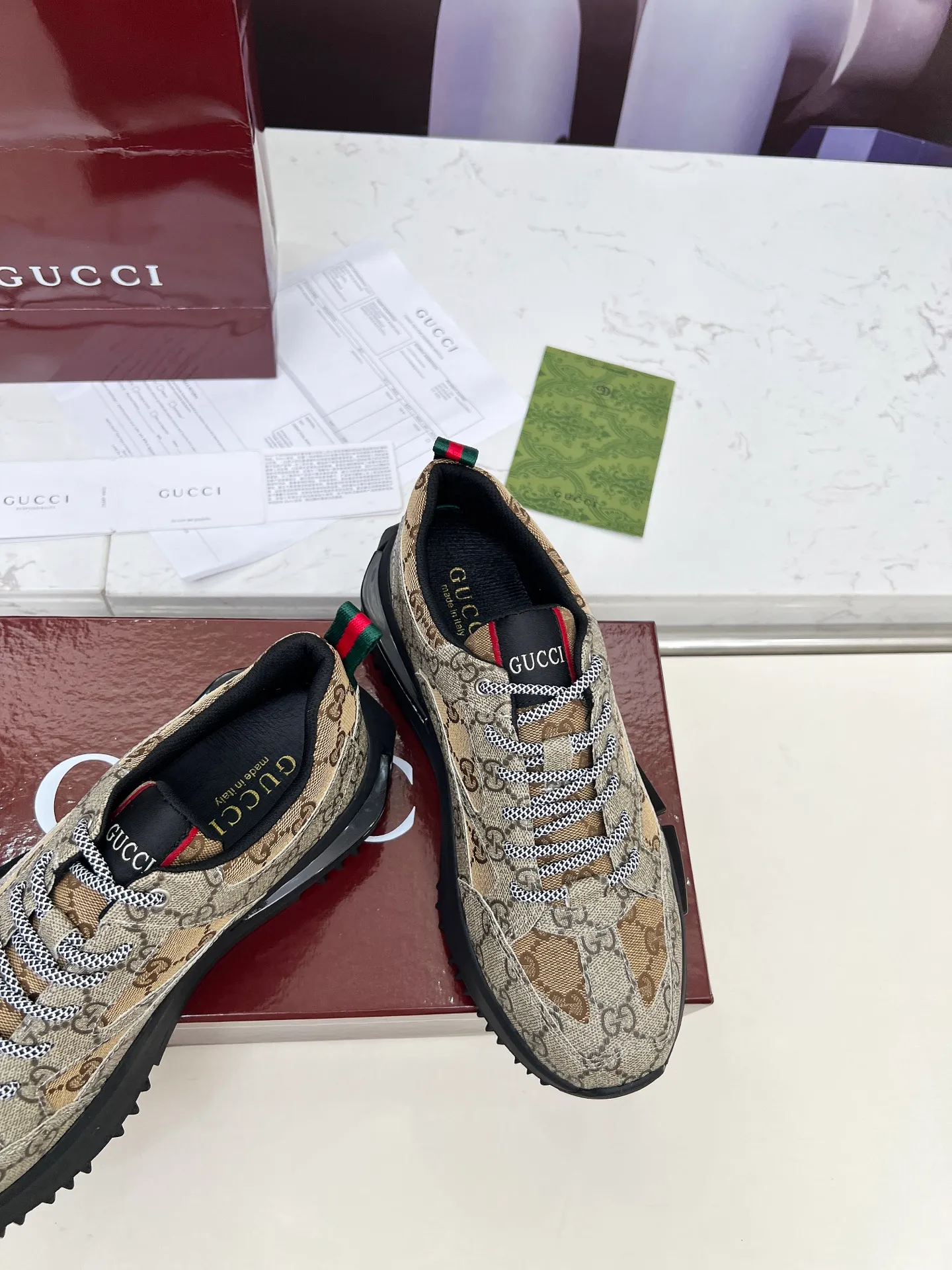 Men's shoes p580 ❤️❤️❤️Gucci series 2.0 sneakers are made with heavy investment❤️‍🔥❤️‍🔥❤️‍🔥Renewed interpretation of the brand's iconic striped webbing elements😍😍When retro genes collide with futuristic design🎊🎊This new pair of Gucci shoes directly reaches the trend threshold💥 ✔️Color caron contrasting color + classic stripes, GG reflective piping, good visual impact, with high-light filter when out on the street ✔️Multi-layer structure of different materials, mesh breathability, leather shaping, outsole EVA foam and TPU combination😍😍😍Fashion and practicality are both online ✔️ The details are double G midsole + iconic double G lock shoelaces, the retro DNA is crazy and restless, and every step is based on the trendy aesthetic❤️❤️❤️❤️ Matching size: Male 39-44